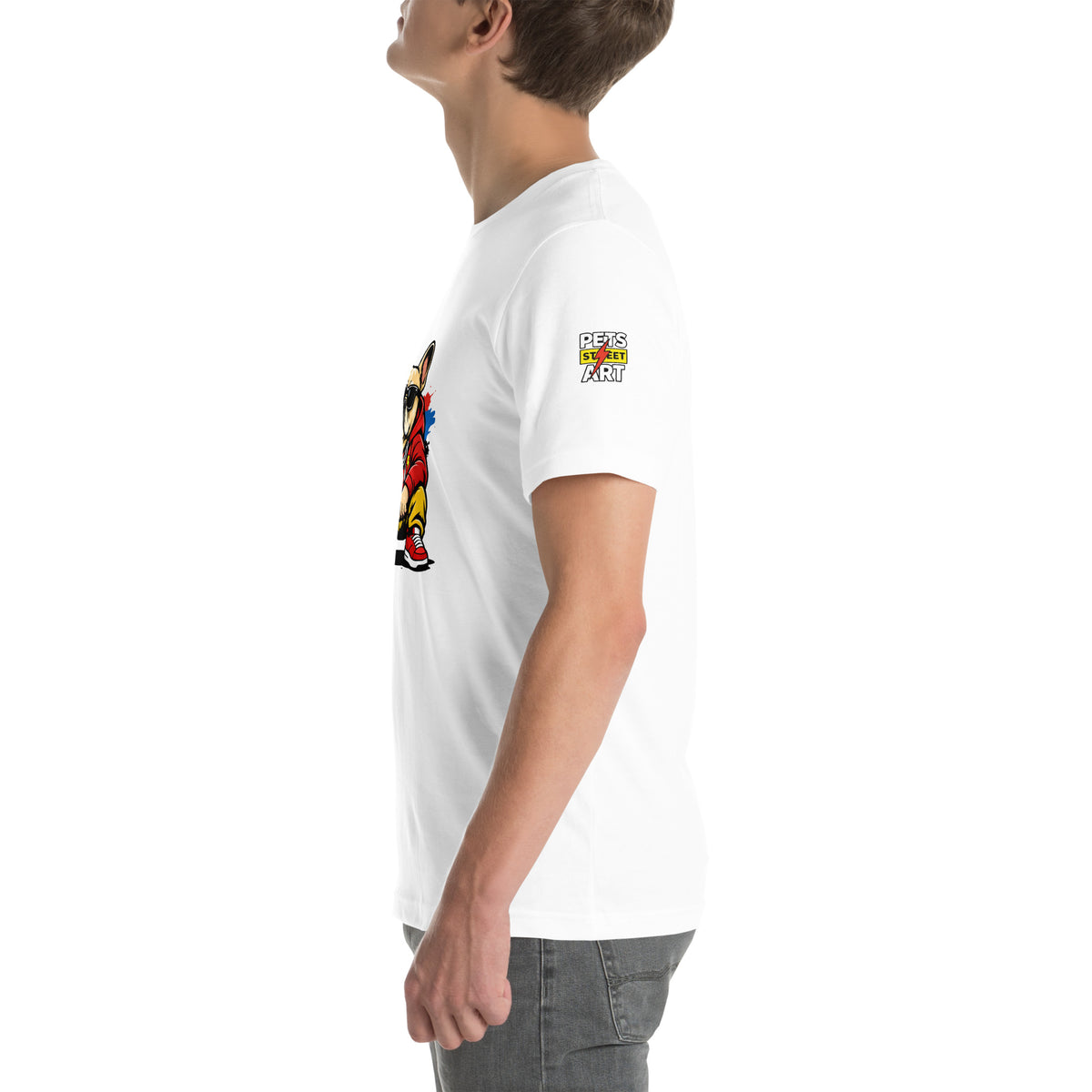 T-shirt Bolt blanc de profil montrant le logo Pets Street Art sur la manche
